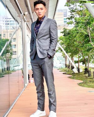 Rexen Cheng Jen-Shuo Instagram - @khfilmfestival 閉幕片
很開心、很感激🙏

大家想看嗎？2021 12月敬請期待😎
#我是自願讓他殺了我 

Clothes : @charliebubblecat 
Make up : @2_kyun_hee