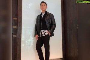Rexen Cheng Jen-Shuo Instagram - 很榮幸能夠參與到角頭宇宙系列作品，相信我們的用心與努力會感動、驚艷到大家的。
（冬至幸福健康又快樂）
Styling : @charliebubblecat 
Thanks : @sandroparis 
Make up : @2_kyun_hee ❤️
@gatao_movie