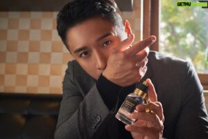 Rexen Cheng Jen-Shuo Instagram - 沒有人是完美的 
但你可以選擇讓自己更有魅力
當初經紀人說要跟 KP記憶香水 合作
要接可以!但是要我會喜歡，會想用的
所以我先試用了一陣子，我覺得味道很有特色
不容易撞香，我也真的很喜歡
而且最近進片場，也蠻多人在問我噴哪一款香水
平時採訪或正式場合我是用『寂靜之水』
味道乾淨俐落，不會有太強的侵略感
另外一款『迷霧森林』香味我也很喜歡
是比較濃郁柑橘木質香，噴完有種狂野的浪子氣味

用最簡單的方式 提升自己的自信與魅力
@kplove.co 👍
冬至祝福、擁抱健康、幸福無限♥️
Stylist : @charliebubblecat 
Make up : @2_kyun_hee