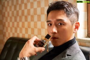 Rexen Cheng Jen-Shuo Instagram - 沒有人是完美的 
但你可以選擇讓自己更有魅力
當初經紀人說要跟 KP記憶香水 合作
要接可以!但是要我會喜歡，會想用的
所以我先試用了一陣子，我覺得味道很有特色
不容易撞香，我也真的很喜歡
而且最近進片場，也蠻多人在問我噴哪一款香水
平時採訪或正式場合我是用『寂靜之水』
味道乾淨俐落，不會有太強的侵略感
另外一款『迷霧森林』香味我也很喜歡
是比較濃郁柑橘木質香，噴完有種狂野的浪子氣味

用最簡單的方式 提升自己的自信與魅力
@kplove.co 👍
冬至祝福、擁抱健康、幸福無限♥️
Stylist : @charliebubblecat 
Make up : @2_kyun_hee