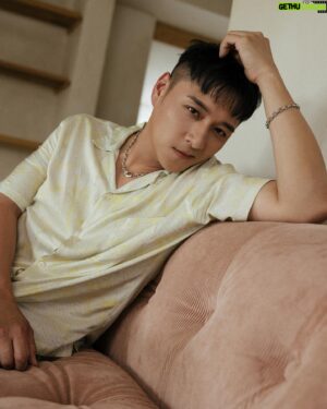 Rexen Cheng Jen-Shuo Instagram - 酷暑時節，戴上鍾情的配飾，經典又不失態度，汗流浹背還是可以瀟灑自由。

ALLSAINTS 全新飾品專門店現已於微風信義及微風本館提供東倫敦率性大膽的全系列飾品。

@allsaintstaiwan @allsaints_style #AllSaintsTaiwan