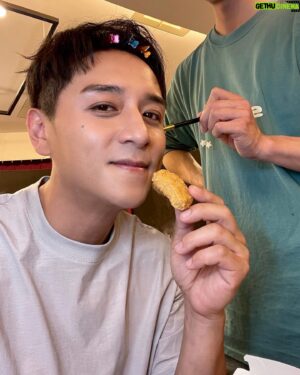 Rexen Cheng Jen-Shuo Instagram - 雞塊還是濃湯….
我想..為了帥氣上鏡，還是濃湯好了🤤（飽足無負擔）
正點的👍
這裡買🛒https://lihi.cc/DQoAb

Make up & hair : @2_kyun_hee 

#AQUAC #花漾皙 #全方位醫美級保養領導品牌
#so:8高纖濃湯 #植物性優質蛋白 #熱量不到100卡