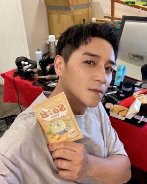 Rexen Cheng Jen-Shuo Instagram - 雞塊還是濃湯….
我想..為了帥氣上鏡，還是濃湯好了🤤（飽足無負擔）
正點的👍
這裡買🛒https://lihi.cc/DQoAb

Make up & hair : @2_kyun_hee 

#AQUAC #花漾皙 #全方位醫美級保養領導品牌
#so:8高纖濃湯 #植物性優質蛋白 #熱量不到100卡