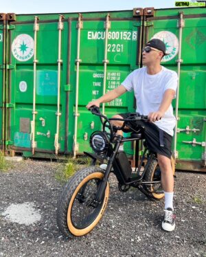 Rexen Cheng Jen-Shuo Instagram - 人生苦短，用心生活。一點點體貼，一點點為他人著想。
有的路，是腳去走。有的路，要心去走。
活著就是好好感受。去愛吧！

然後超猛影集開拍了全力fighting
@gatao_movie 🤜🤛