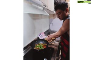 Rexen Cheng Jen-Shuo Instagram - 雖然忍得了炸雞薯條，但我的廚藝絕對不容錯過，
當然，吃美食的同時，也不能忘了#日爆燃#夜覺SO
享用美食無負擔
這裡買🛒  https://lihi.cc/DQoAb

#AQUAC #花漾皙 #全方位醫美級保養領導品牌
#日爆燃 #夜覺SO #日夜閃孅組