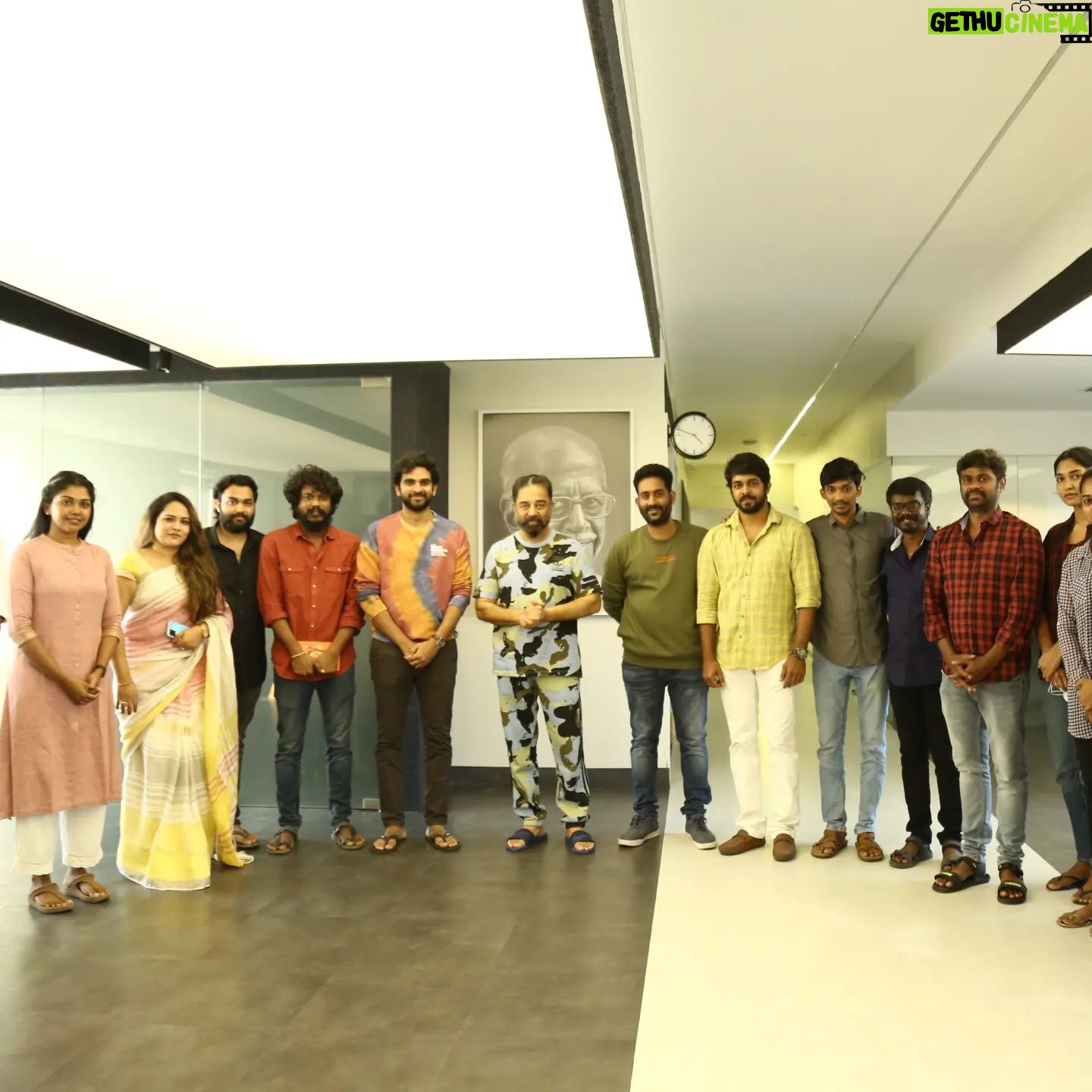 Reyaa Hari - 405 Likes - Most memorable moment😍thank uuuu soooo much ullaga nayagan sir ❤️#silanerangalilsilamanidhargal#ullaganayagan #kamalhaasan#lovelymoments#spreadlove @riythvika_official
@vishalvenkat1891
@priyaa.karan
@priyaharie
@ashokselvan
@abihassan_
@iam_praveenraja
@tamilarasan_selvam
@iam_rishikanth
@manikabali87