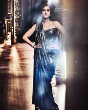 Rhea Kapoor Instagram - After party with Radhika Merchant in a @manishmalhotra05 chainmail sari moment ⛓️‍💥
Images @signe_vilstrup
Beauty @loveleen_makeupandhair 
Hair @bbhiral
Drape @dolly.jain