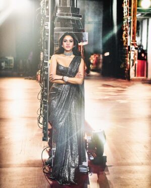 Rhea Kapoor Instagram - After party with Radhika Merchant in a @manishmalhotra05 chainmail sari moment ⛓️‍💥
Images @signe_vilstrup
Beauty @loveleen_makeupandhair 
Hair @bbhiral
Drape @dolly.jain