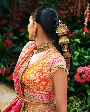 Rhea Kapoor Instagram - Beautiful Radhika at her mausalu in @manishmalhotra05 wearing the jewels her mom wore at her mausalu. 🌷
Amazing work by my @shereenlovebug and @sanyakapoor
