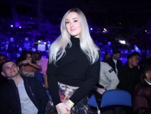 Rhiannon Dixon Instagram - Get you someone who looks at you the way Ross looks at me 😅
