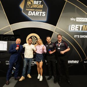 Rhiannon Dixon Instagram - Team Dixon 𝒄𝒉𝒆𝒄𝒌𝒊𝒏𝒈 𝒐𝒖𝒕 the darts in Manchester 🎯 @officialpdc @ant_crolla86 

Just over a week to go until @rhiannondixon_ becomes World Champion 👑🔜 

#DixonCarabajal for the WBO World Lightweight Title on #GillBarrett, Apr 13 👊