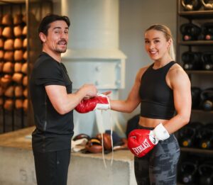 Rhiannon Dixon Instagram - Who’s got bigger arms me or @ant_crolla86 ? 😅