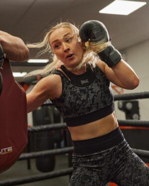 Rhiannon Dixon Instagram - From Pharmacist to Fighter: Meet Rhiannon Dixon, the newest member of Team Everlast. 

Formerly fighting on the COVID frontlines, she's now fighting as the Commonwealth Lightweight Champion, with her eyes set on becoming a world champion. Her exceptional footwork, honed through years of ballet, tap, and modern dancing, gives her a unique edge in the ring.
 
With Coach Anthony Crolla, former WBA Lightweight World Champion, guiding her to greatness, @rhiannondixon_ has soared to an 8-0 record since going pro in 2019.  Stay tuned as she gears up to compete for the EBU (European) Lightweight Title this coming autumn. 

 #TeamEverlast #Everlast #RhiannonDixon
