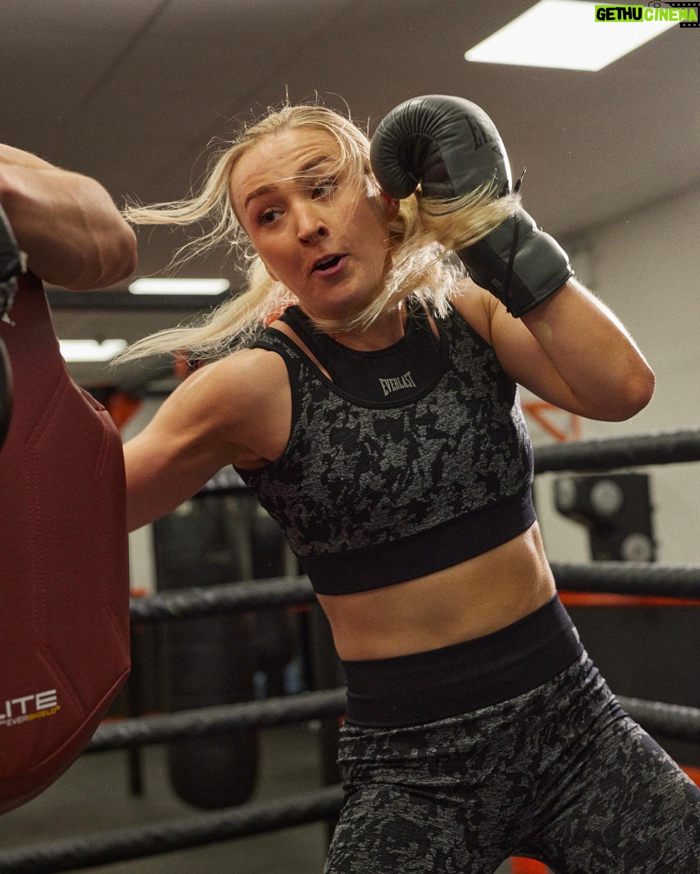 Rhiannon Dixon - 1K Likes - From Pharmacist to Fighter: Meet Rhiannon Dixon, the newest member of Team Everlast.
Formerly fighting on the COVID frontlines, she's now fighting as the Commonwealth Lightweight Champion, with her eyes set on becoming a world champion. Her exceptional footwork, honed through years of ballet, tap, and modern dancing, gives her a unique edge in the ring.
With Coach Anthony Crolla, former WBA Lightweight World Champion, guiding her to greatness, @rhiannondixon_ has soared to an 8-0 record since going pro in 2019. Stay tuned as she gears up to compete for the EBU (European) Lightweight Title this coming autumn.
#TeamEverlast #Everlast #RhiannonDixon