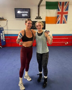 Rhiannon Dixon Instagram - Bank holiday rounds with @mikaelamayer 💕 Me looking like Joe Exotic 🐯