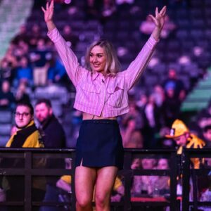 Rhiannon Dixon Instagram - Team Dixon 𝒄𝒉𝒆𝒄𝒌𝒊𝒏𝒈 𝒐𝒖𝒕 the darts in Manchester 🎯 @officialpdc @ant_crolla86 

Just over a week to go until @rhiannondixon_ becomes World Champion 👑🔜 

#DixonCarabajal for the WBO World Lightweight Title on #GillBarrett, Apr 13 👊