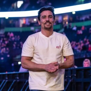 Rhiannon Dixon Instagram - Team Dixon 𝒄𝒉𝒆𝒄𝒌𝒊𝒏𝒈 𝒐𝒖𝒕 the darts in Manchester 🎯 @officialpdc @ant_crolla86 

Just over a week to go until @rhiannondixon_ becomes World Champion 👑🔜 

#DixonCarabajal for the WBO World Lightweight Title on #GillBarrett, Apr 13 👊