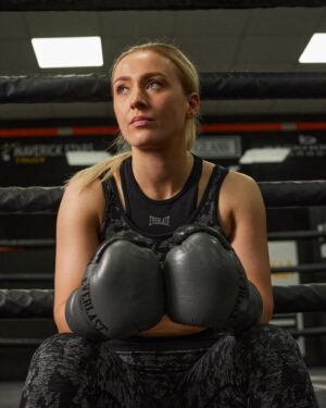Rhiannon Dixon Instagram - Two more sleeps before @rhiannondixon_ shines under those bright lights 🌟

EBU European Lightweight title… AND THE NEW! 👑

#TeamEverlast