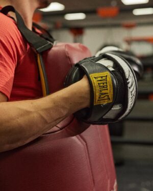 Rhiannon Dixon Instagram - Two more sleeps before @rhiannondixon_ shines under those bright lights 🌟

EBU European Lightweight title… AND THE NEW! 👑

#TeamEverlast