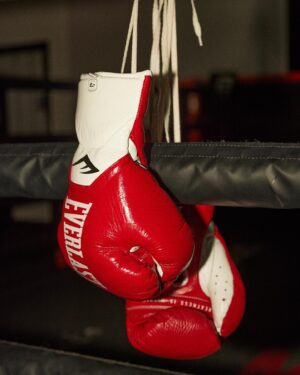 Rhiannon Dixon Instagram - Two more sleeps before @rhiannondixon_ shines under those bright lights 🌟

EBU European Lightweight title… AND THE NEW! 👑

#TeamEverlast