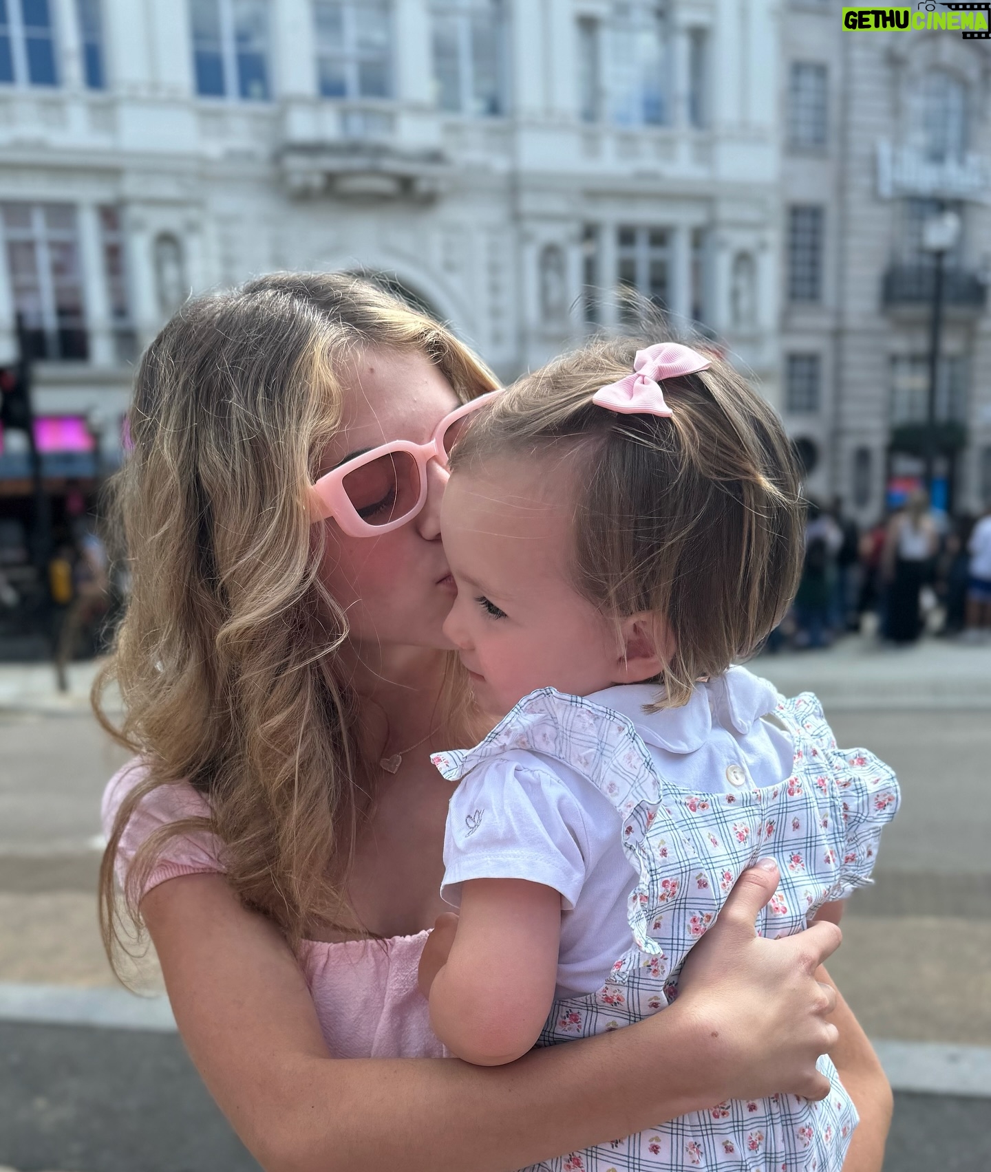 Rhys Olivia Cote - 3 Likes - Day 3 London with Roro, Natasha & my parents! Buckingham palace, (changing of the guards) (Big Ben) Elizabeth’s Tower, shopping on Regent St,, the Covent Garden, Back to the Future and more!! Another wonderful day!! ➡️➡️➡️➡️➡️ #buckinghampalace #conventgarden #elizabethstower #bigben #london #england #regentstreet #backtothefuture #rhysolivia #rhyscote #vacation #summertime #thankful @natashaharri @jefftinacote_