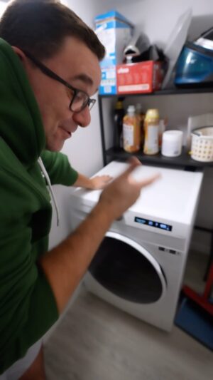 RicFazeres Instagram - Um grande aliado nas tarefas domésticas cá de casa! 🙌
Absolutamente rendido a esta belíssima máquina de lavar e secar da @samsungportugal! 🤩

Graças ao #EcoBubble a roupa é lavada a partir da espuma do detergente, sendo o processo de lavagem mais eficiente, mas também obtendo consumos de energia mais baixos. 

Para além disso, através da Tecnologia Air Wash, o processo de limpeza da roupa é feita sem água nem detergente.

Parece fácil, mas a máquina ainda não mete a roupa lá para dentro sozinha 🤣🤣

Obrigado mais uma vez à Samsung Portugal por estar tão presente no nosso dia a dia ! 
#parceria