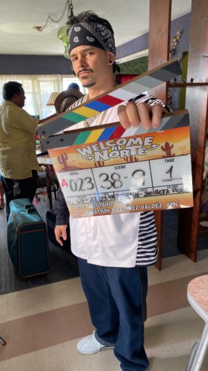 Ricardo Abarca Instagram - #TB de lo bien que disfrutamos el set, gente chida y talentosa haciendo lo que más nos gusta, #cine. 
#WelcomeAlNorte ya esta disponible en la plataforma de @starplusla