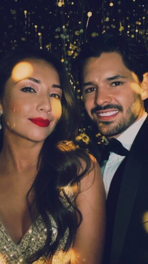 Ricardo Abarca Instagram - Gracias @moetchandon @forbesmexico @cmxmexico @corycrespo por una noche efervescente. 
Lo disfrutamos mucho. 🥂🍾
.
.
.
#moetmoment #husbandandwife  #toastwithmoet