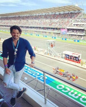 Ricardo Abarca Instagram - Gran experiencia la de este fin de semana. 
Bravo @schecoperez por darlo todo y regalarnos esta Alegría. 
#gpmexico #f1 #vivaméxico 👊🏽
.
.
.
Los envidiosos dirán que el buen Checo no esta mirando directo al lente de la cámara. 😂
Y ustedes? 
Disfrutaron la carrera?