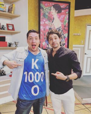 Ricardo Abarca Instagram - Hace un par de días tuve el honor de asistir a la primera función de @armandohernandezoficial en @toctocobra , una noche llena de emociones.  Por favor vayan a ver esta obra tan divertida (HOY HAY FUNCIÓN) 🎭
Armando: Gracias por esta invitación , felicitaciones por K1000O y que sigamos coincidiendo en este camino de la vida y la interpretación. Aplaudo tu talento pero aún mas el ejemplo de familia, esposo y padre que das. /La última foto es mi favorita/. 
•
•
•
#toctoc #toctocmexico #vamosalteatro #centroculturalsanangel