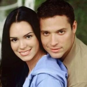 Ricardo Álamo Instagram - Que privilegiado he sido 🙌🏼🎥🎬 tener tanta gente tan talentosa a mi alrededor ❤️🐝 allí el inicio de un camino con mi primera protagonista 🎬 mi cachorra querida @ortizscarlet 🐝 que bella nostalgia viendo esto ❤️ se los comparto con el corazón 🎬🎥❤️ gracias siempre @rctv 

#tbt #recuerdi #novela #mistreshermanas