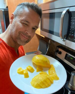 Ricardo Álamo Instagram - Abrazo para un día bueno 🙌🏼🌅 ustedes dirán que hago tan temprano con un mango 🥭 les cuento que hasta hace nada le estaba haciendo un gran daño a mis chamos, de premio les colocaba una galleta o algún dulce con el sándwich en la lonchera 🤷🏼‍♂️ esa droga silenciosa que es la azúcar 🤦🏼‍♂️ ellos son felices comiendo frutas y por ende el azúcar natural que allí se encuentra ❤️🐝 cuidemos s nuestros hijos 🙌🏼 ellos se adaptan increíblemente rápido a un buen hábito 🌅
