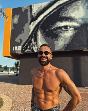 Ricardo Barbato Instagram - Passando pra dizer que já já to por aí #santos pra aproveitar esse dia lindo mais perto da onde meu coração vibra mais forte #mar 🌊 

Vale dizer que ainda dá tempo de reservar teu tapete para a prática de amanhã 😎✌🏼e caso vc n esteja no litoral, já se programa porque na quarta que vem temos nosso segundo encontro na Gracie School ⚡️

Seguimos disseminando saúde e bem estar por aqui.

rB 

#smile #love #friday #lgr #sun #glasses #healthy #men #wellness #fitness #vibes