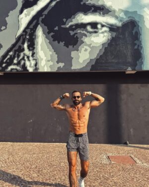 Ricardo Barbato Instagram - Passando pra dizer que já já to por aí #santos pra aproveitar esse dia lindo mais perto da onde meu coração vibra mais forte #mar 🌊 

Vale dizer que ainda dá tempo de reservar teu tapete para a prática de amanhã 😎✌🏼e caso vc n esteja no litoral, já se programa porque na quarta que vem temos nosso segundo encontro na Gracie School ⚡️

Seguimos disseminando saúde e bem estar por aqui.

rB 

#smile #love #friday #lgr #sun #glasses #healthy #men #wellness #fitness #vibes