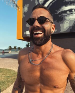Ricardo Barbato Instagram - Passando pra dizer que já já to por aí #santos pra aproveitar esse dia lindo mais perto da onde meu coração vibra mais forte #mar 🌊 

Vale dizer que ainda dá tempo de reservar teu tapete para a prática de amanhã 😎✌🏼e caso vc n esteja no litoral, já se programa porque na quarta que vem temos nosso segundo encontro na Gracie School ⚡️

Seguimos disseminando saúde e bem estar por aqui.

rB 

#smile #love #friday #lgr #sun #glasses #healthy #men #wellness #fitness #vibes