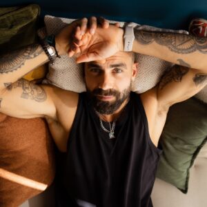 Ricardo Barbato Instagram - O processo criativo de um designer envolve a apreciação do vazio como forma de definir o essencial. 

Na reta final deste projeto, que se torna mais especial a cada dia, vou me encontrando pelos cantos e me enxergando através dos pequenos grandes detalhes.

Minha mente busca harmonia e funcionalidade. Quando estes caminhos se entrelaçam, o resultado é percebido de uma maneira única, frequentemente traduzida não em palavras, mas em sensações.

Essa jornada revela não apenas a complexidade do design, mas também a sua capacidade de transformar conceitos abstratos em experiências palpáveis e significativas.

A obra final deixa de ser um simples objeto; torna-se a via de acesso para a percepção e apreciação visual como caminhos que conectam as experiências com às sensações do usuário final.

rB⚡️

#design #architecture #photo #style #cool #bold #men #sp #airbnb #tinyhouse