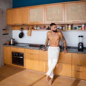 Ricardo Barbato Instagram - O processo criativo de um designer envolve a apreciação do vazio como forma de definir o essencial. 

Na reta final deste projeto, que se torna mais especial a cada dia, vou me encontrando pelos cantos e me enxergando através dos pequenos grandes detalhes.

Minha mente busca harmonia e funcionalidade. Quando estes caminhos se entrelaçam, o resultado é percebido de uma maneira única, frequentemente traduzida não em palavras, mas em sensações.

Essa jornada revela não apenas a complexidade do design, mas também a sua capacidade de transformar conceitos abstratos em experiências palpáveis e significativas.

A obra final deixa de ser um simples objeto; torna-se a via de acesso para a percepção e apreciação visual como caminhos que conectam as experiências com às sensações do usuário final.

rB⚡️

#design #architecture #photo #style #cool #bold #men #sp #airbnb #tinyhouse