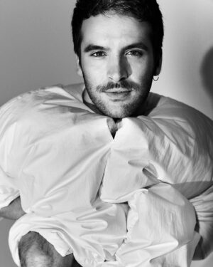 Ricardo Gómez Instagram - “He aprendido a abstraerme y a valorar más lo que estoy haciendo bien”. Hablamos con @ricardogomez10 de sus pasos como director, de su nueva serie de terror, de su regreso a 'Cuéntame', de sus miserias y sus virtudes en la interesantísima entrevista que te espera en el link de la bio de @esquirees y en el quiosco, en nuestro número de noviembre.

Texto: @goncorlor 
Fotos: @alfonso_ohnur 
Estilismo: @jesuscicero y @martinatacchini__
Vídeo: @d.rueda.m 
MUAH: @davidbeauty_ 
Asistente de fotografía: Daniel Carretero 
Producción: Marta Sánchez
Total look de @prada