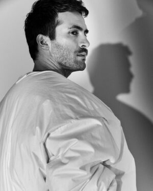 Ricardo Gómez Instagram - “He aprendido a abstraerme y a valorar más lo que estoy haciendo bien”. Hablamos con @ricardogomez10 de sus pasos como director, de su nueva serie de terror, de su regreso a 'Cuéntame', de sus miserias y sus virtudes en la interesantísima entrevista que te espera en el link de la bio de @esquirees y en el quiosco, en nuestro número de noviembre.

Texto: @goncorlor 
Fotos: @alfonso_ohnur 
Estilismo: @jesuscicero y @martinatacchini__
Vídeo: @d.rueda.m 
MUAH: @davidbeauty_ 
Asistente de fotografía: Daniel Carretero 
Producción: Marta Sánchez
Total look de @prada