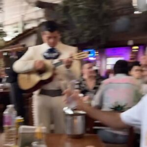 Ricardo Gómez Instagram - México con la banda 
te amo 🇲🇽 

bautizando al primerizo @santicrespo en la última 😏