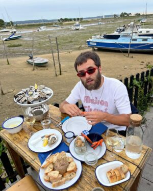 Ricardo Gómez Instagram - la vacación 🇫🇷🦪🐠⛱️🚗🍷🧀