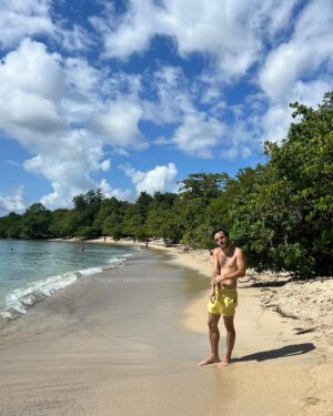 Ricardo Gómez Instagram - Martinica 🧜‍♂️🏝️🦞🥵 🌪️🦟❤️‍🔥

Besis y feliz año pa tol mundaso. 2024🌹