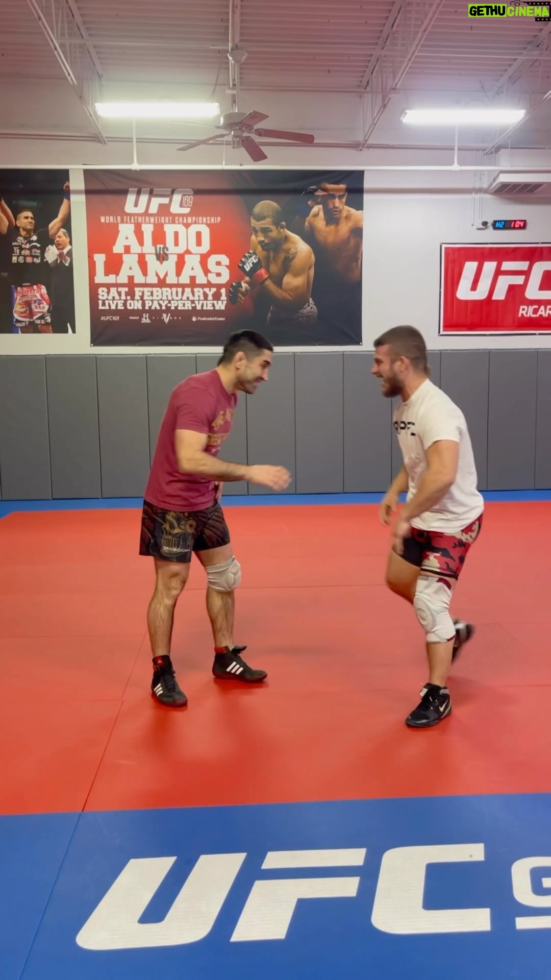 Ricardo Lamas - 235 Likes - Technique of the week! Got someone pushing your head away in the tie? Try this post to a double!
#postdouble #wrestling #lamaswrestlejitsu #bjj #mma #ufc #ufcgym #ufcgymnaperville