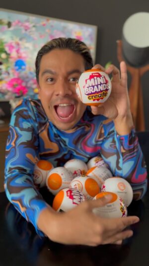 Ricardo Peralta Instagram - ¡Les presento mi nueva obsesión! 
Los @mini_brands_official de #Masterchef!!!! 
Son 11 coleccionables y ya los tengo toooodos!!! 
Busquen los suyos en Walmart!!! 
Los van a amar!!! 
Apoco no me quedo igual la receta real que la mini 🍓🧑🏾‍🍳 #publicidad 
#minibrands #Zurutoys #minibrandsmasterchef #minibrandscreate #minicooking
