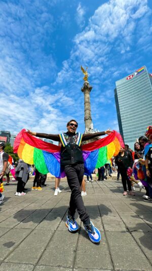 Ricardo Peralta Instagram - Así viví un poquito de la Marcha del Orgullo 🏳️‍🌈🏳️‍⚧️
•
Si algo les pudiera decir es amen a quien ustedes quieran, sean sus verdaderos yos, exprésense como les plazca y respeten a quienes sean diferentes a ustedes.
•
Ser una persona LGBT  es algo complejo y realmente una nada más quiere andar tranquila por el mundo siendo quien es y amando a quien una quiere.
•
Si alguien en tu familia es LGBT, lit solo te toca seguir amándole y acompañándole con amor 🙌🏾✨
❤️🧡💛💚💙💜🤍🩵🩷🤎🖤 
•
A seguir dándolo todo y abriendo espacios para que muchas personas LGBT  puedan seguir brillando e inspirando 🙌🏾✨ #orgullo #pride #pridecdmx