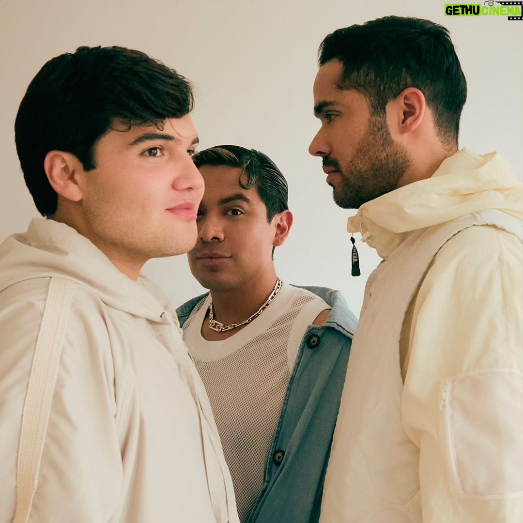 Ricardo Peralta - 208.1K Likes - Mucho talento y carisma se unieron en @triodetrespdj para formar el proyecto mĆ”s divertido, viral y transformador de la comedia mexicana āØ
CrƩditos
Director editorial: @gerardangulo
Realización: @axlwearru
FotografĆa: @frances.rou
Grooming: @kerenmakeupart
Asistente de moda: @pamreyno
Producción: @soypenji
Texto: @iv_cardiel
#jairsanchez #ricardoperalta #danivalle #theurbanda