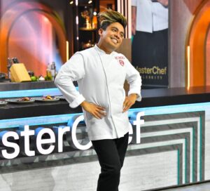 Ricardo Peralta Instagram - HERMANAS! SE LOGRÓ! ROBER SE LOGRÓ! Ay no, voy a llorar escribiendo esto 🥹
•
Como lo dije en el programa entré a este reality para honrar la partida de mi hermano 🧑🏾‍🍳. Desde que hice su platillo y me corté el dedo, sané todo lo que tenia atorado con él y debo decir que siempre sentí que estaba conmigo en la cocina ayudándome y dándome tips, de verdad muchas veces él era el que cocinaba, porque no me explico como me quedaban tan deliciosas varios de los platillos que preparaba 🥹
•
Gracias a mi ma y mi hermana por acompañarme en esta aventura, ellas saben que todo lo que hago es por y para ellas 🥹 LAS AMO!
•
Gracias a los chefs por compartirme sus conocimientos y a @velatronic que verdaderamente me venia preparando para este momento desde hace vario año sin saber. Gracis a mi Ññ @charlyportocarrero por siempre estarme apoyando y creyendo en mi. Al @cesardoroteo por siempre firmarme pases de salida para hacer mis proyectos y todo. 
•
Me llevo grandes amistades y experiencias de este proyecto. Verdaderamente @masterchefmx cambia vidas 🥹
•
Gracias a ustedes y a la señora en casita que se dejó entretener con todas mis ocurrencias y mi joteria 🥰
•
Vivan les elegebetes morenxs, ruidosos y afeminados. Este mundo también es nuestro 🫶🏾