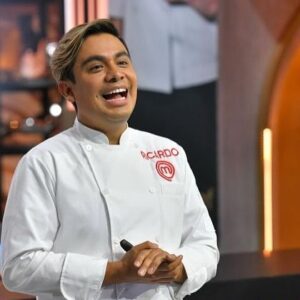Ricardo Peralta Instagram - HERMANAS! SE LOGRÓ! ROBER SE LOGRÓ! Ay no, voy a llorar escribiendo esto 🥹
•
Como lo dije en el programa entré a este reality para honrar la partida de mi hermano 🧑🏾‍🍳. Desde que hice su platillo y me corté el dedo, sané todo lo que tenia atorado con él y debo decir que siempre sentí que estaba conmigo en la cocina ayudándome y dándome tips, de verdad muchas veces él era el que cocinaba, porque no me explico como me quedaban tan deliciosas varios de los platillos que preparaba 🥹
•
Gracias a mi ma y mi hermana por acompañarme en esta aventura, ellas saben que todo lo que hago es por y para ellas 🥹 LAS AMO!
•
Gracias a los chefs por compartirme sus conocimientos y a @velatronic que verdaderamente me venia preparando para este momento desde hace vario año sin saber. Gracis a mi Ññ @charlyportocarrero por siempre estarme apoyando y creyendo en mi. Al @cesardoroteo por siempre firmarme pases de salida para hacer mis proyectos y todo. 
•
Me llevo grandes amistades y experiencias de este proyecto. Verdaderamente @masterchefmx cambia vidas 🥹
•
Gracias a ustedes y a la señora en casita que se dejó entretener con todas mis ocurrencias y mi joteria 🥰
•
Vivan les elegebetes morenxs, ruidosos y afeminados. Este mundo también es nuestro 🫶🏾