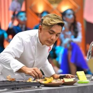 Ricardo Peralta Instagram - HERMANAS! SE LOGRÓ! ROBER SE LOGRÓ! Ay no, voy a llorar escribiendo esto 🥹
•
Como lo dije en el programa entré a este reality para honrar la partida de mi hermano 🧑🏾‍🍳. Desde que hice su platillo y me corté el dedo, sané todo lo que tenia atorado con él y debo decir que siempre sentí que estaba conmigo en la cocina ayudándome y dándome tips, de verdad muchas veces él era el que cocinaba, porque no me explico como me quedaban tan deliciosas varios de los platillos que preparaba 🥹
•
Gracias a mi ma y mi hermana por acompañarme en esta aventura, ellas saben que todo lo que hago es por y para ellas 🥹 LAS AMO!
•
Gracias a los chefs por compartirme sus conocimientos y a @velatronic que verdaderamente me venia preparando para este momento desde hace vario año sin saber. Gracis a mi Ññ @charlyportocarrero por siempre estarme apoyando y creyendo en mi. Al @cesardoroteo por siempre firmarme pases de salida para hacer mis proyectos y todo. 
•
Me llevo grandes amistades y experiencias de este proyecto. Verdaderamente @masterchefmx cambia vidas 🥹
•
Gracias a ustedes y a la señora en casita que se dejó entretener con todas mis ocurrencias y mi joteria 🥰
•
Vivan les elegebetes morenxs, ruidosos y afeminados. Este mundo también es nuestro 🫶🏾
