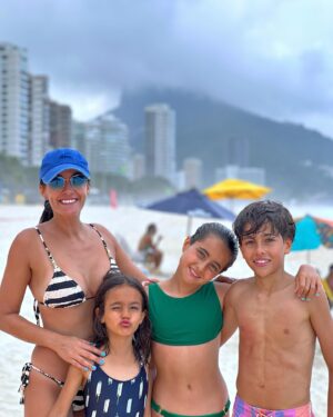 Ricardo Pereira Instagram - Dia da Mãe no Brasil, e também conta para a mãe dos Carioquinhas e para todas as Mães do mundo🌴💚🥥🇧🇷 

#diadamae #amor